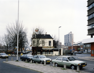 108432 Gezicht op de hoek van de Mineurslaan en de Van Sijpesteijnkade te Utrecht, vanaf het Westplein, met in het ...